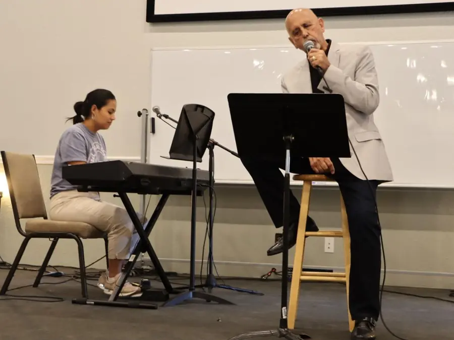 Wilfredo Mateo cantando en su iglesia con Lala acompañando en el teclado